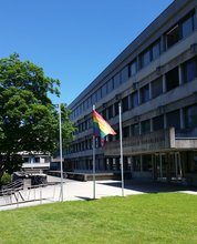 Regenbogenflagge_vor_der_PH_hoch