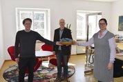 Stefan_Jarau_UEbergabe_lehrmittel_trift_paedak_20210324__c__marktgemeinde_rankweil_-_bernd_oswald