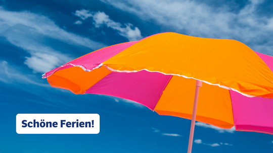 Sonnenschirm vor blauem Himmel mit Text "Schöne Ferien"